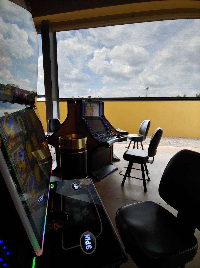 Hollywood Columbus • OH • Table Games • Slots • Live Poker